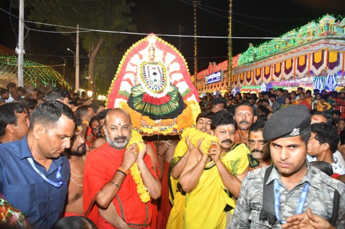 Mahashaki Temple: మహాశక్తి ఆలయంలో భవానీ భక్తుల జాతర