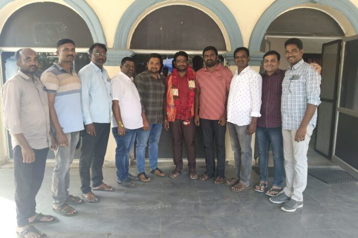 Honor to the Director of the Market Committee: మార్కెట్ కమిటీ డైరెక్టర్‌కు సన్మానం
