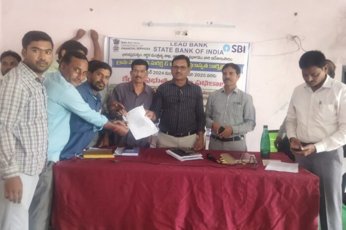 Memorandum of Secretaries: పంచాయతీ కార్యదర్శుల సమస్యలను పరిష్కరించాలి