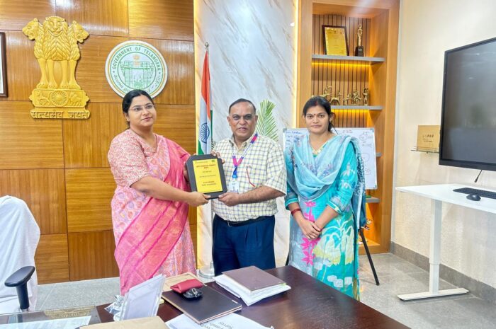 collector congratulated the lead bank manager: లీడ్ బ్యాంకు మేనేజర్‌ను అభినందించిన కలెక్టర్