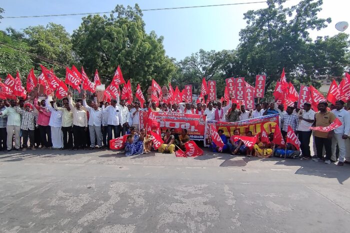 Dharna of IKP porters: ఐకేపీ హమాలీల సమస్యలు పరిష్కరించాలి.. ఏఐటీయూసీ రాష్ట్ర ప్రధాన కార్యదర్శి బాలరాజు