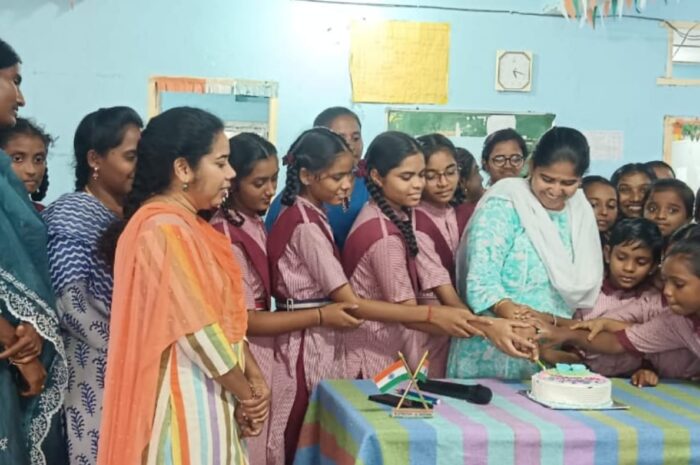 Celebrations on hike in diet charges: డైట్‌చార్జీల పెంపుపై గొల్లపల్లిలో గురుకులంలో సంబురాలు