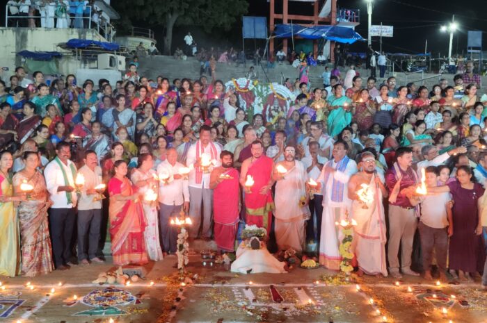 Godavari Harati: ధర్మపురిలో వైభవోపేతంగా గోదావరి హారతి