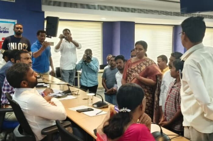 Former ZP Chairperson Dava Vasantha: గురుకుల వ్యవస్థను నిర్వీర్యం చేస్తున్న కాంగ్రెస్ సర్కార్.. దావ వసంత సురేష్