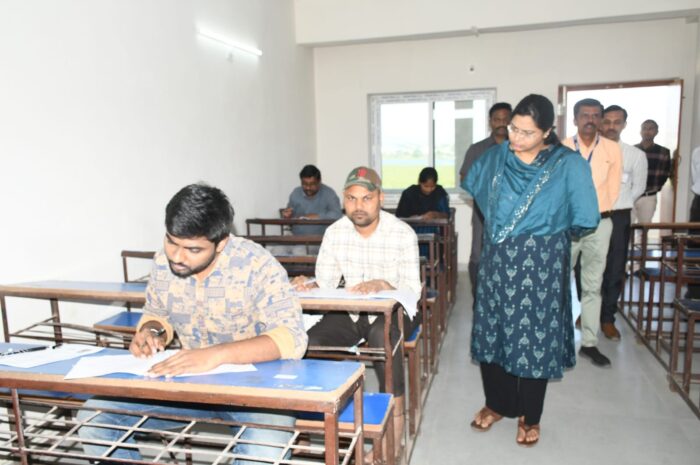 Group-II Examinations: కట్టుదిట్టమైన ఏర్పాట్ల నడుమ గ్రూప్-2 పరీక్షలు: పరీక్షా కేంద్రాలను తనిఖీ చేసిన కలెక్టర్ అభిలాష అభినవ్