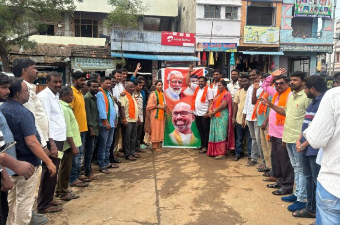 Palabhishekam for Modi’s film: మోడీ చిత్రపటానికి పాలాభిషేకం
