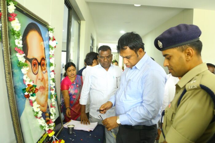 Tribute to Ambedkar: అంబేద్కర్‌కు నివాళులు అర్పించిన కలెక్టర్, ఎస్పీ