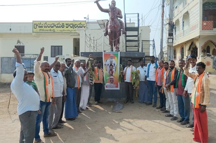 Palabhishekam : మోడీ చిత్రపటానికి పాలాభిషేకం
