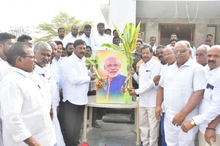 BJLP leader Eleti Maheshwar Reddy: పసుపు బోర్డు ఏర్పాటుపై సంబురాలు: ప్రధాని మోడీ చిత్రపటానికి పాలాభిషేకం