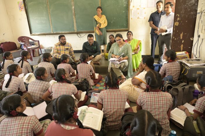collector Teaching lessons: పంతులమ్మగా మారిన జిల్లా కలెక్టర్