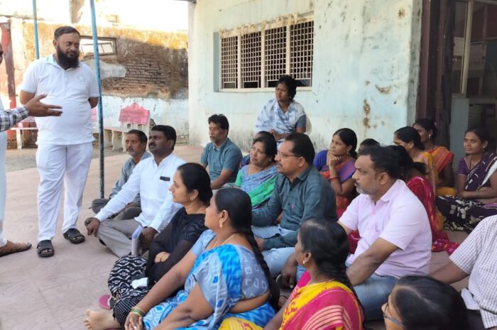 Councilors protest: మున్సిపల్ కార్యాలయం ఎదుట కౌన్సిలర్ల ఆందోళన
