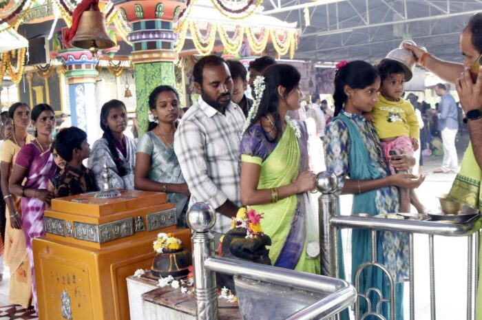 Crowded temples: ఘనంగా నూతన సంవత్సర వేడుకలు: కిటకిటలాడిన ఆలయాలు