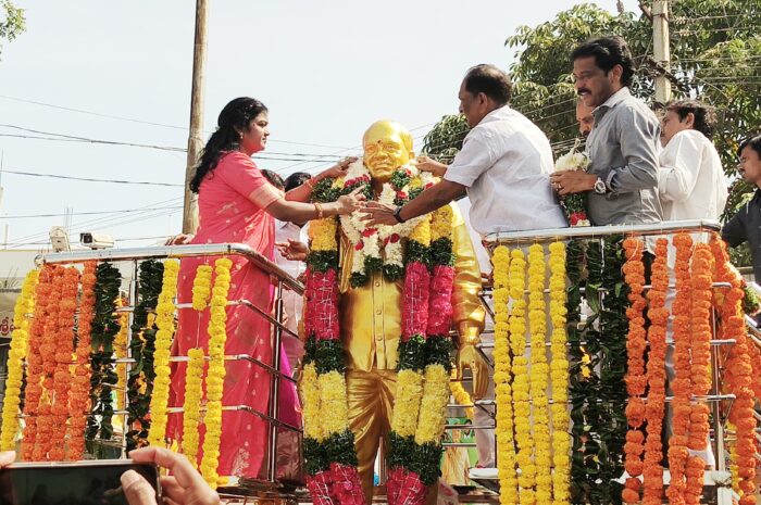 Former Minister Koppula Ishwar: బిరుదు రాజమల్లు విగ్రహాన్ని ఆవిష్కరించిన కొప్పుల ఈశ్వర్