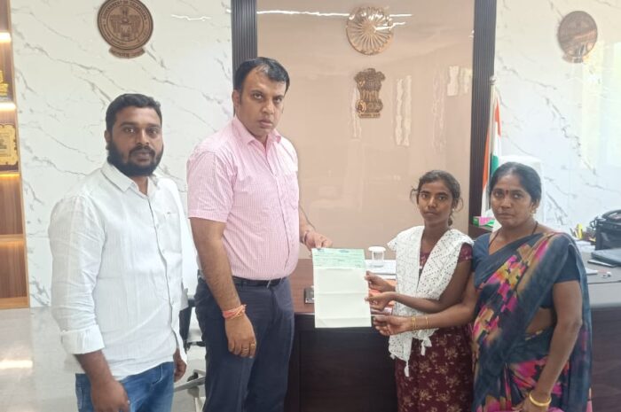 Presenting the cheque: బధిర విద్యార్థిని ఉన్నత చదువుకు రూ.1.40 లక్షల చెక్కును అందజేత