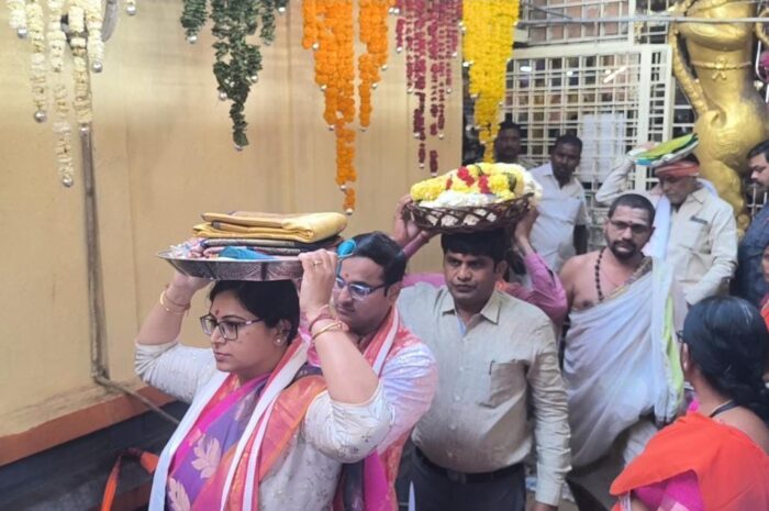 Basra: బాసరకు పోటెత్తిన భక్తులు.. అమ్మవారికి పట్టువస్త్రాలు సమర్పించిన కలెక్టర్
