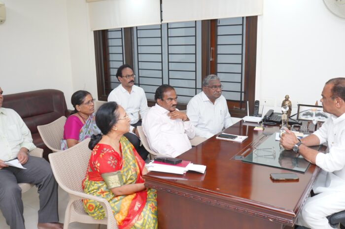 Minister Komati Reddy Venkat Reddy: ఆర్అండ్‌బీ ఛీప్ ఇంజినీర్లతో మంత్రి కోమటిరెడ్డి వెంకట్ రెడ్డి రివ్యూ