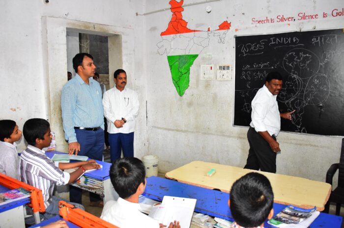 Collector Sandeep Kumar Jha: మహాత్మా జ్యోతిబాఫూలే విద్యాలయం ఆకస్మిక తనిఖీ