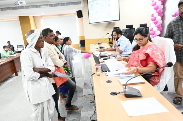 Prajavani: ప్రజావాణి దరఖాస్తులకు ప్రాధాన్యతనివ్వాలి: జిల్లా కలెక్టర్ అభిలాష అభినవ్