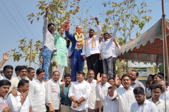 Palabhishekham: అంబేద్కర్ విగ్రహానికి పాలాభిషేకం