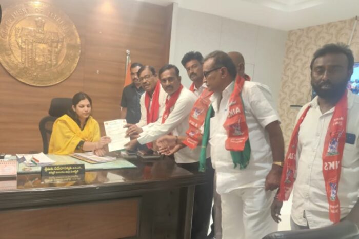 AIKS dharna: కలెక్టరేట్ ఎదుట రైతు సంఘం నిరసన