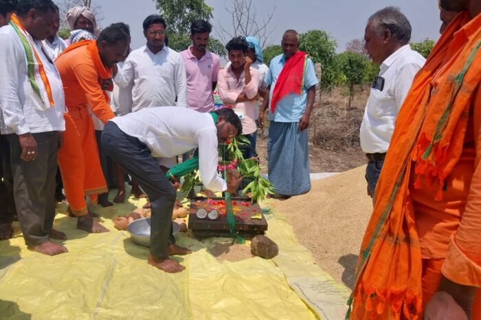 purchasing centers: ఐకేపీ కొనుగోలు కేంద్రాలు ప్రారంభం