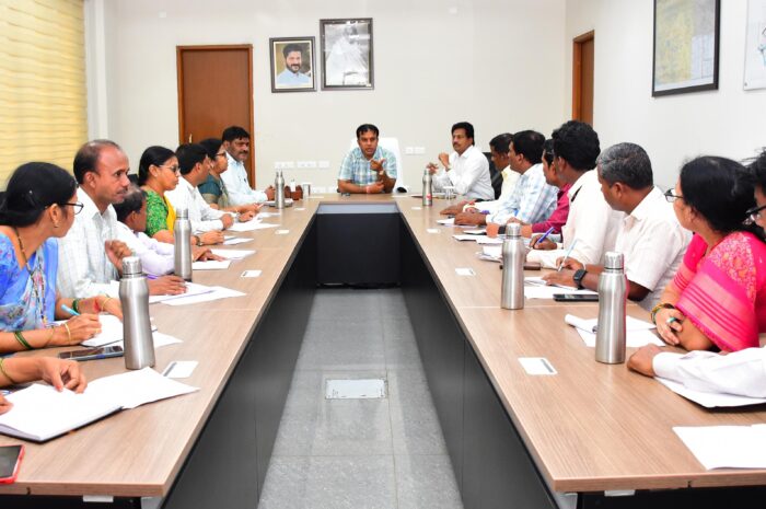 Collector Sandeep Kumar Jha: మహిళా సంఘాల ద్వారా ఎరువులు, విత్తనాల దుకాణాలు: కలెక్టర్ సందీప్ కుమార్ ఝ