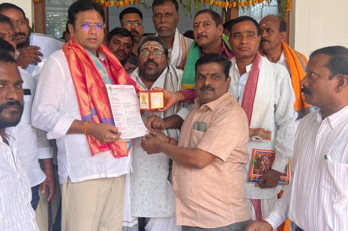 Minister Sridhar Babu: అర్చకుల సమస్యలపై మంత్రికి వినతిపత్రం