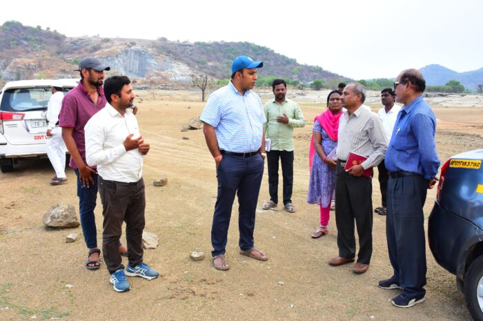 cage culture units: కేజ్ కల్చర్ యూనిట్లను పరిశీలించిన కలెక్టర్: నిర్వహణపై పలు సూచనల అందజేత