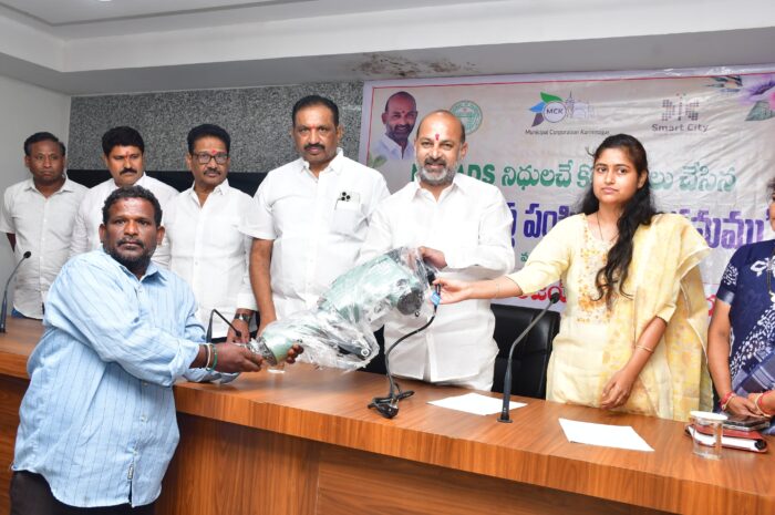 Formers on stage: అధికారిక కార్యక్రమాల్లో వేదికపై మాజీలు