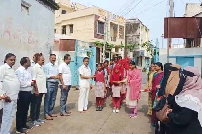 Reopening of schools: విద్యార్థినులకు గులాబీ పూలతో స్వాగతం