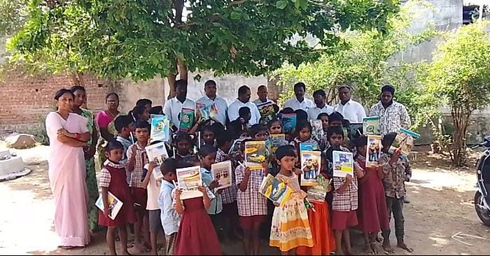 Distribution of pens: ఎమ్మెల్యే మేడిపల్లి సత్యం సతీమణి జ్ఞాపకార్థం పెన్నుల పంపిణీ