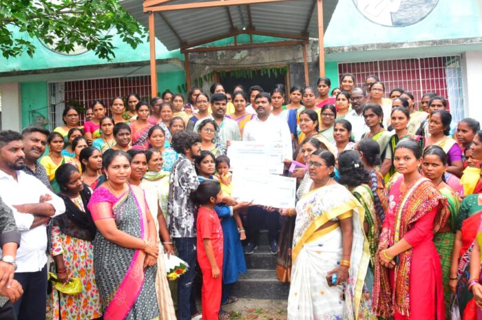 insurance payout: స్వయం సహాయక సంఘ సభ్యురాలి రూ.10 లక్షల బీమా చెల్లింపు