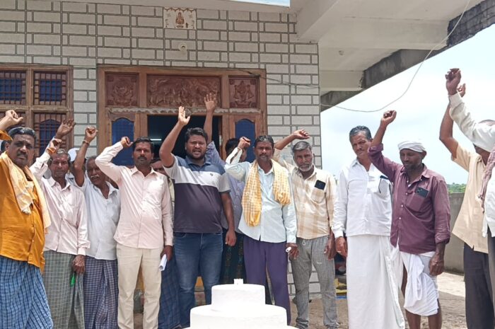 Farmers protest: తహసీల్దార్ కార్యాలయం ఎదుట రైతుల ఆందోళన