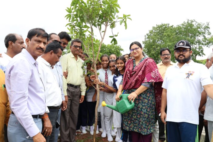 vanamahotsavam nirmal: ప్రతి ఒక్కరూ బాధ్యతగా మొక్కలు నాటాలి: నిర్మల్ కలెక్టర్ అభిలాష అభినవ్