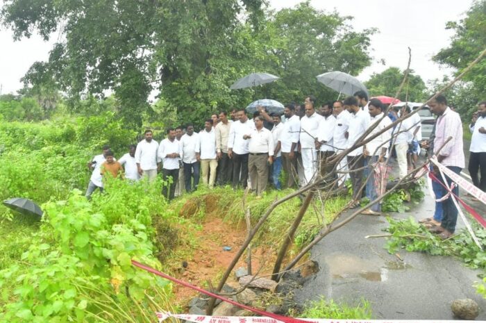 Nirmal rains damaged roads culverts repairs MLA Eleti Maheswar Reddy Swarna Project: వరద ప్రభావిత ప్రాంతాన్ని పరిశీలించిన బీజేఎల్పీ నేత, ఎమ్మెల్యే ఏలేటి మహేశ్వర్ రెడ్డి