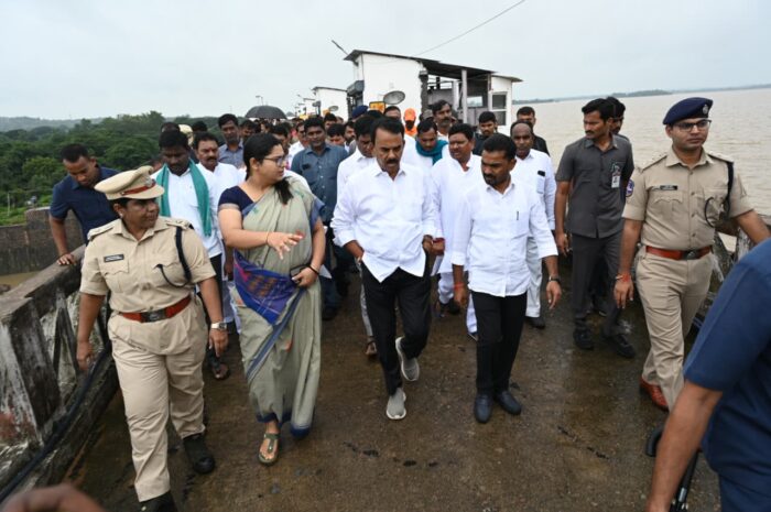 Nirmal heavy rains crop damage relief Jupally Krishna Rao Kadam project: వర్ష బాధితులను ఆదుకుంటాం: కడెం ప్రాజెక్టును పరిశీలించిన మంత్రి జూపల్లి