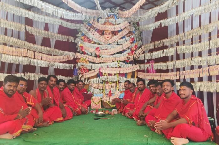 Durga Mata decoration with currency notes Lokeshwaram: రూ.11 లక్షల కరెన్సీ నోట్లతో అమ్మవారి అలంకరణ