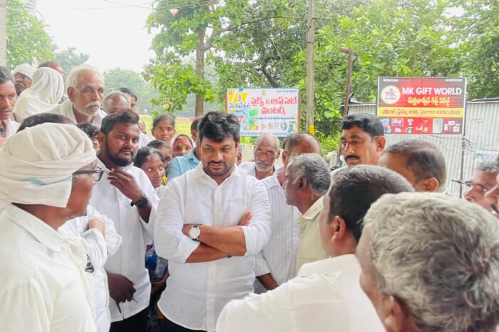 Farmers protest for urea shortage in Nirmal district: రైతుల విషయంలో ప్రభుత్వం కక్ష పూరితంగా వ్యవహరిస్తోంది