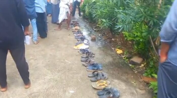 Farmers protest for urea shortage in Kadam, Nirmal district: యూరియా కోసం ‘చెప్పు’ కోలేని వ్యథ