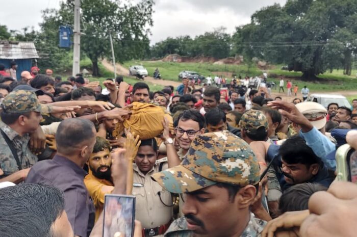 Adelli Pochamma Gang Neella Jatara Concludes Peacefully – Nirmal SP Janaki Sharmila: అమ్మవారి నగలను ఎత్తుకున్న జిల్లా ఎస్పీ