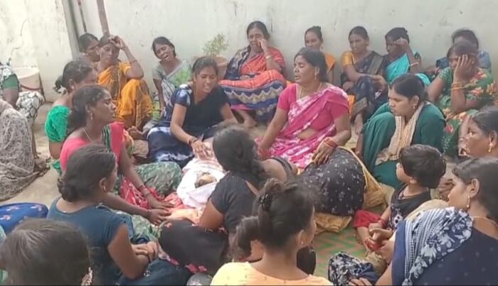 Child death due to alleged medical negligence in Khanapur: చిన్నారి మృతి.. ఆసుపత్రి ఎదుట ఆందోళన