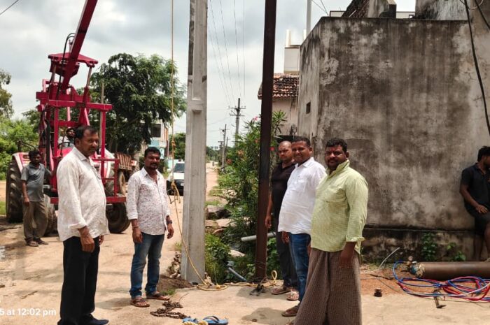 Replacement of old electric poles in Khanapur Sriram Nagar: ఖానాపూర్‌లో విద్యుత్ స్తంభాల ఏర్పాటు