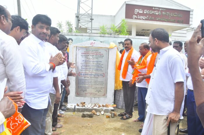 MLA Eleti Maheshwar Reddy inaugurates CC road works in Sirgapur: సీసీ రోడ్డు పనులకు శంకుస్థాపన చేసిన ఎమ్మెల్యే