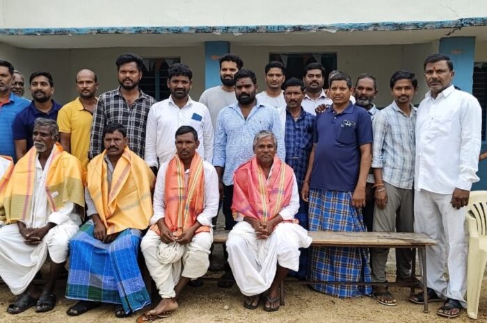 Gangaputras save buffaloes Godavari flood Nirmal: బర్లను గంగ దాటించిన గంగపుత్రులకు సన్మానం