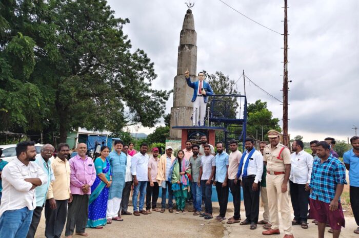 MBBS student Spandana honored by IPS officer Bhukya Ram Reddy in Rajanna Sircilla: ఎంబీబీఎస్ సాధించిన స్పందనను యువత స్ఫూర్తిగా తీసుకోవాలి: ఐపీఎస్ అధికారి భూక్యా రాంరెడ్డి